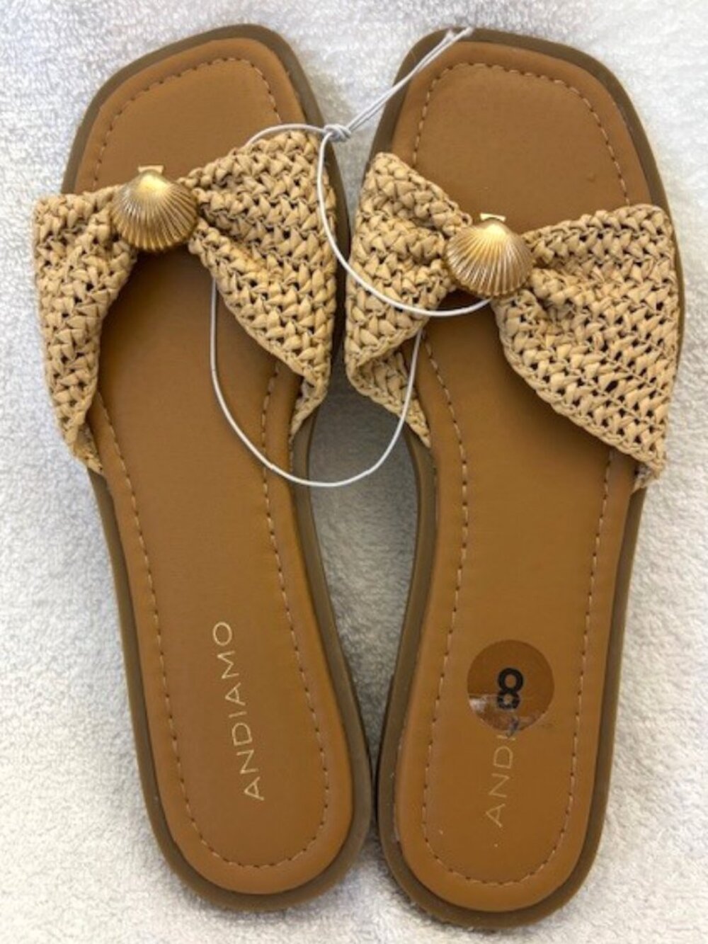 Andiamo Landry raffia flats/sandals with gold tone shell detail Size 8 NWT